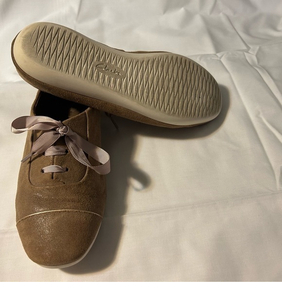 Clark's size 7.5 suede lightweight casual shoes - Picture 4 of 6